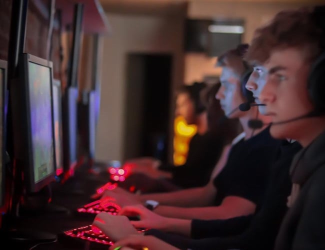 Nyistandsat netcafe i Vejle til salg - 30 kraftige gamer PC'er