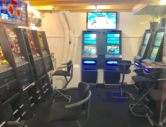 Kiosk med tilhørende spillehal til salg