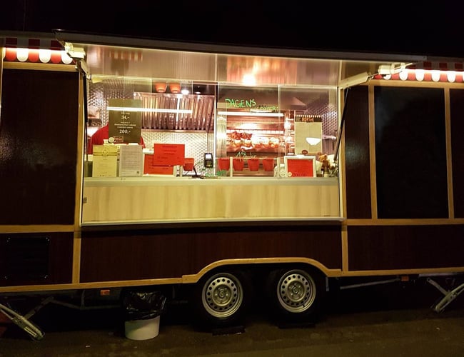 Salgsvogn/madvogn med salg af spydstegte kyllinger. Kontantbetaling 13.000 DKK derefter kr. 5040,- pr md