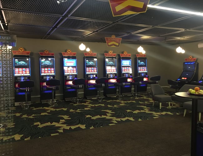 Attraktiv nyrenoveret spillehal midt i Århus med 75 spilleautomater