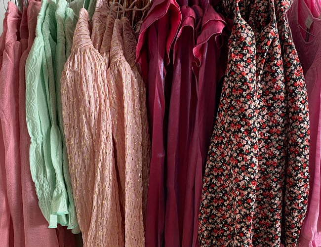 Varelager med tøj, sko og accessories