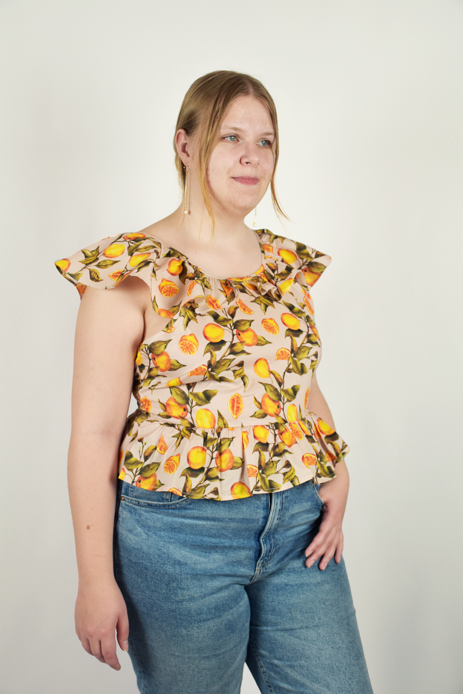 Salg af varelager med bæredygtigt tøj til unge kvinder i trendy designs