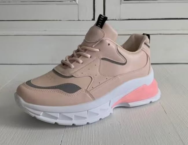 Flot eksklusiv webshop med salg af sko sælges - Omsætning 2021 kr. 64.000,00 kr. - Leverandør fra Europa