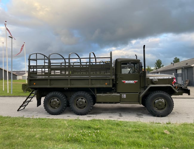 Mindre Studenterkørselsvirksomhed med 2 lastbiler til salg!