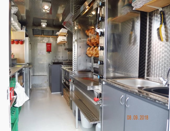 Salgsvogn med salg af spydstegte kyllinger, sandwich og lækker tilbehør