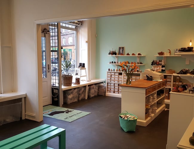 Flot butik med børnesko og stor fast kundeskare i København
