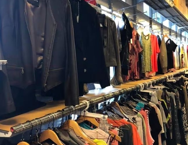 Salg af varelager med tøj, sko accessories samt 1000 kvm inventar fra reol marked og outlet butik. 