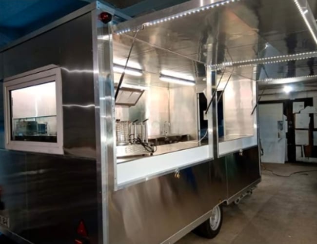 Helt ny foodtruck beklædt med folie i rustfrit aluminium til salg
