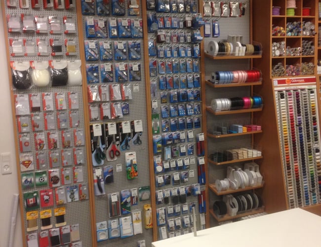 Lager + inventar til butik m. stof og sytilbehør