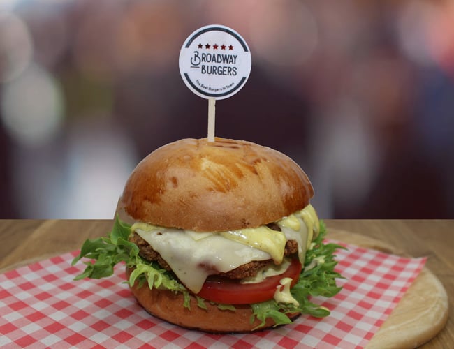 Broadwayburgers.dk ( Omsætning på 3.200.000 mio på 10,5mdr) - Flot nyrenoveret burger restaurant til salg med 185 kvm. - Overskud d.d. ca. 560.000 kr.