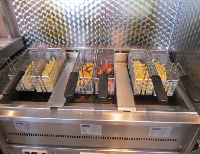 Salgsvogn med salg af spydstegte kyllinger, sandwich og lækker tilbehør