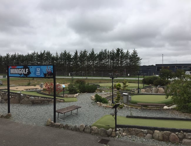 Spændende center med Legeland, Minigolf, Arkadehal og køkken sælges