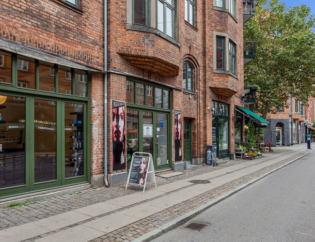 Nyrenoveret frisør salon med 4 stole - Holmbladsgade i København
