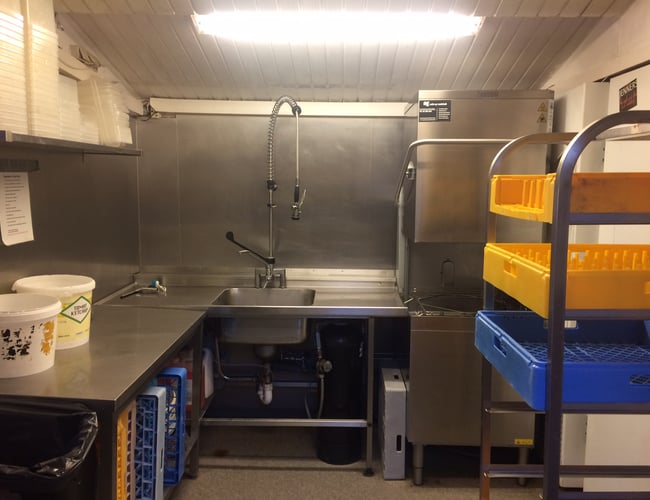 Cafe med høj oms. og lav husleje til salg