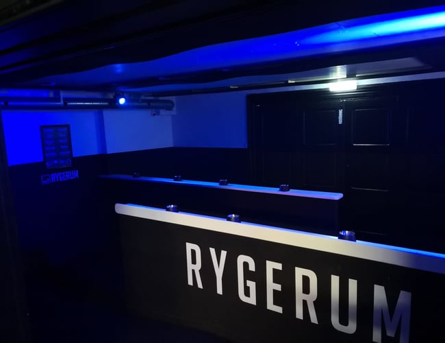 Natklub / Eventhus sælges - brutto areal på hele 530 m2 - 100 meter fra byens bus- og togstation.