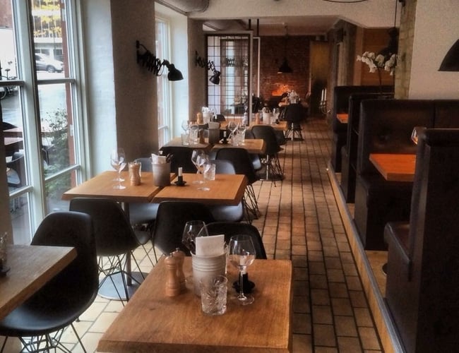 Woodstyle.dk specialforretning med håndlavede møbler i egetræ. - Overskud på 550.000kr. om året.