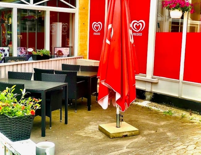 Isbar (sæson) til salg ligger på lille hyggelig gågade i Gilleleje. Butikken har eksisteret 25 år.