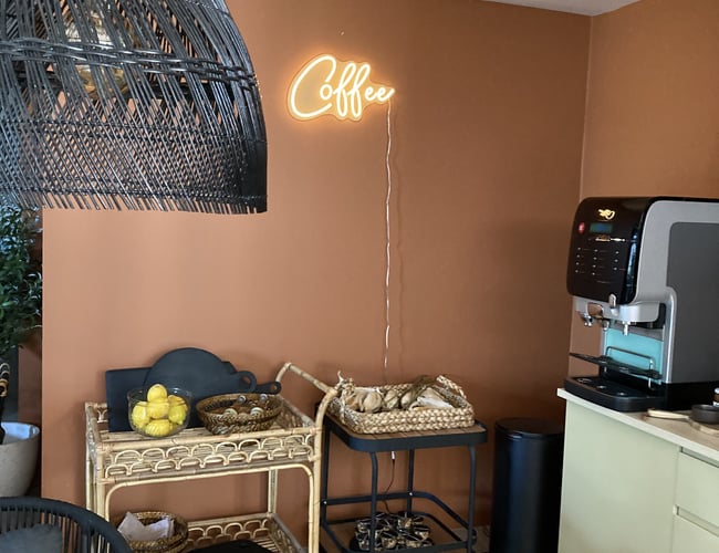 Etableret e-mærket webshop, salg af speciallavede LED neon skilte - Overskud før skat: 250.000 DKK (6mdr)