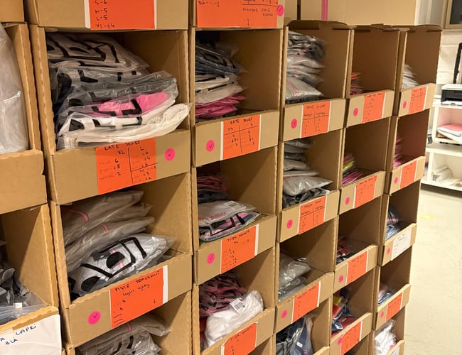 Salg af restlager med sportstøj, fitnessudstyr, tennisstrenge