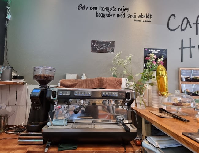 Café Hygge - 51 m2 med 12 siddepladser - Smuk vegansk café i Horsens.