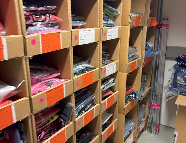 Salg af restlager med sportstøj, fitnessudstyr, tennisstrenge