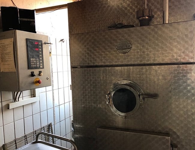 Anerkendt slagterbutik med mad-ud-af-huset i Nakskov. Omsætning i 17/18 på 3,439 mio. kr (ex. moms). God mulighed for slagter alene eller som et makkerskab ml. 2 slagtere eller slagter og kok. OBS. Ny pris. Reduceret med 300.000 kr.