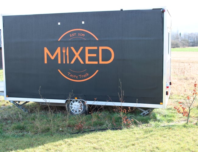 Helt ny foodtruck beklædt med folie i rustfrit aluminium til salg