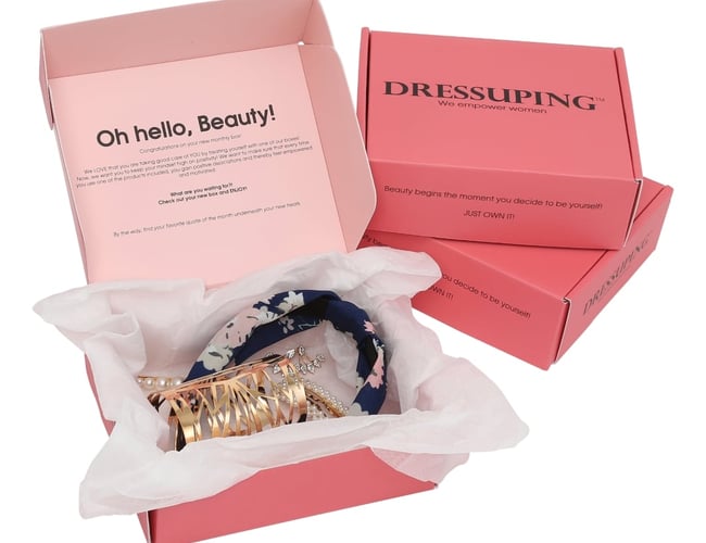 'DRESSUPING' handler om at motivere kvinder til et positivt mindset gennem månedlig power citater og lækre håndplukkede produkter.