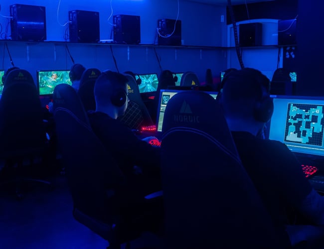 Nyistandsat netcafe i Vejle til salg - 30 kraftige gamer PC'er