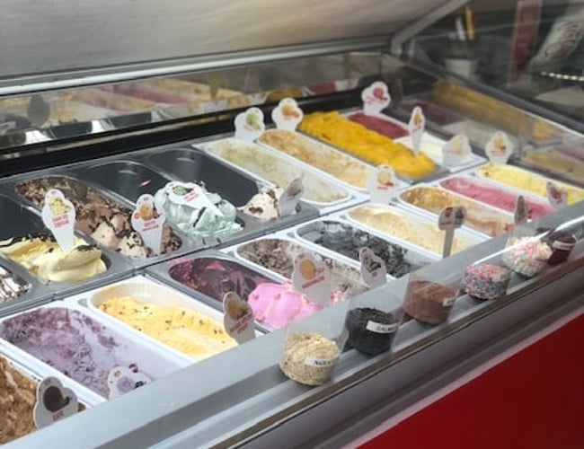 Isbar (sæson) til salg ligger på lille hyggelig gågade i Gilleleje. Butikken har eksisteret 25 år.