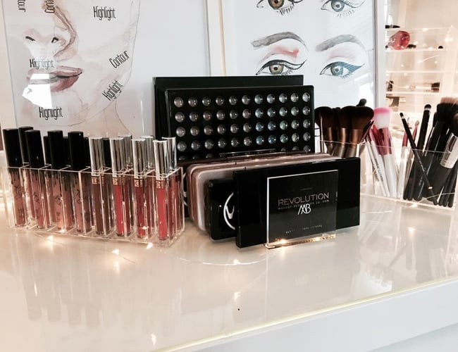 Førende niche webshop inden for makeup - Omsat for 377.000 kr. - Overskud på ca. 120.000 kr.