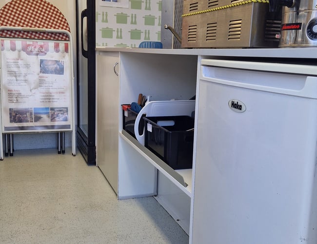 2 topmoderne salgsvogne med masser af udstyr og en Golf-van udstyret med øl- og kaffemaskine