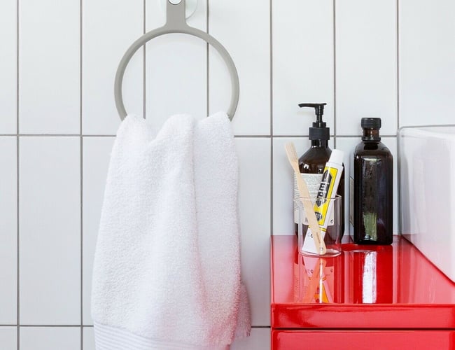 moderne sortiment af badeværelsesudstyr