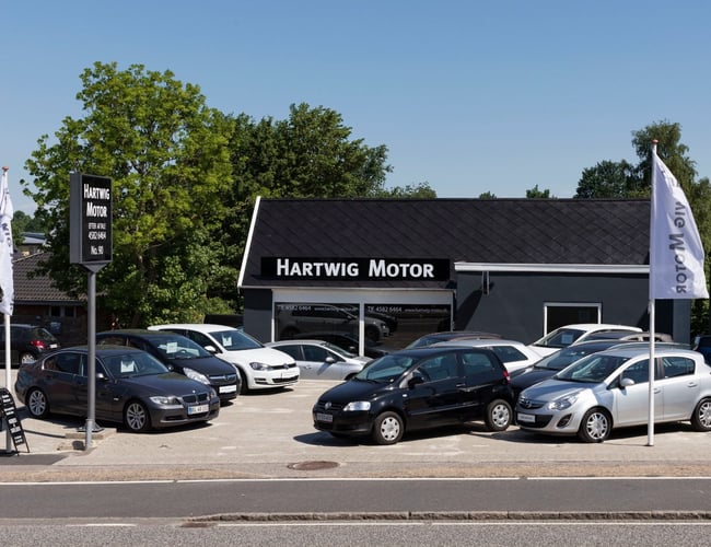 Nyistandsat bilforretning på hovedvejen i hjertet af Birkerød Bilby med tilhørende klargøringshal. 