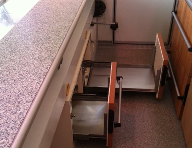 Stor salgstrailer med køl.