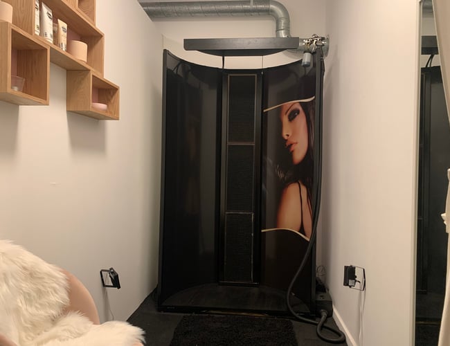 Stor salon centralt i Holte - Salonen er ca 65 m2 - Til salg