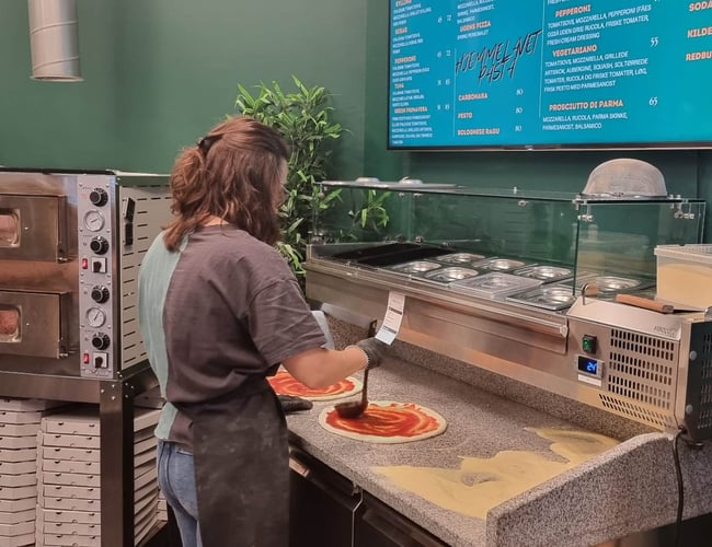 Pizzeria med unik beliggenhed i Glostrup centeret lige foran Føtex. 