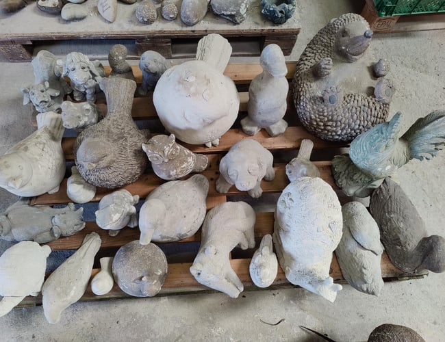 Betonstøbning af over 150 forskellige figurer. 