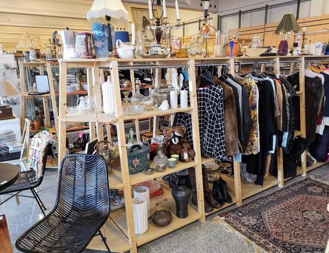 Salg af varelager med tøj, sko accessories samt 1000 kvm inventar fra reol marked og outlet butik. 