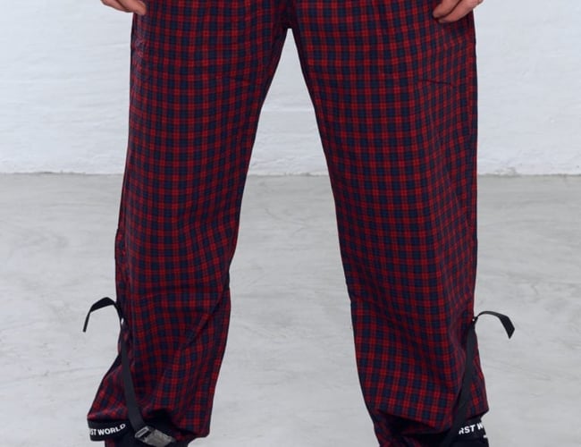 Varerlager street wear til mænd med varelageret bestående af sort T-shirts med logo