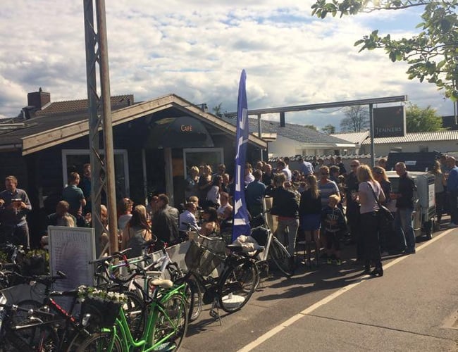 Cafe med høj oms. og lav husleje til salg