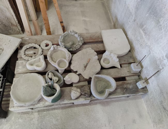 Betonstøbning af over 150 forskellige figurer. 