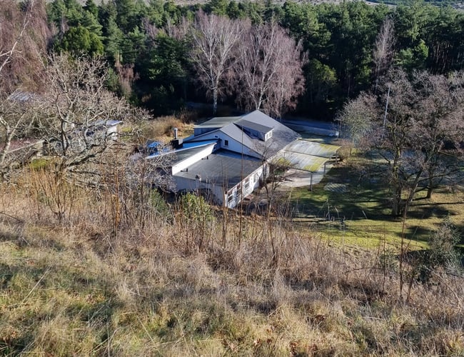 Kro med 11 værelser og stor restaurant på Anholt til salg - 6000 kvm jord og 500 kvm bygninger