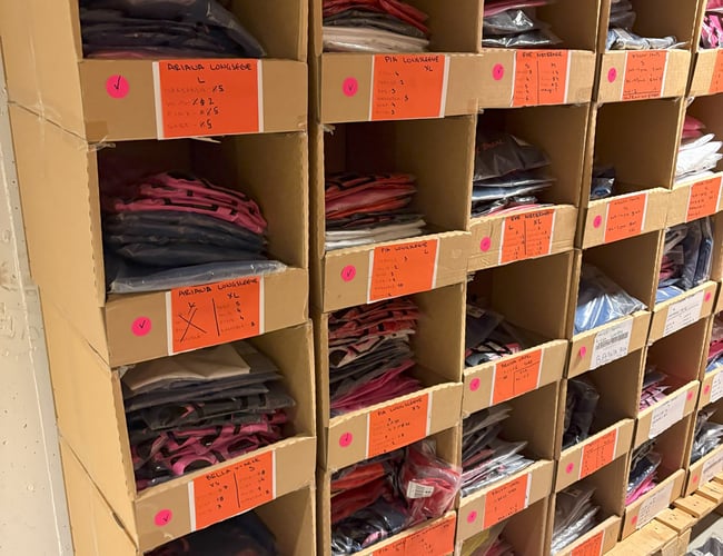 Salg af restlager med sportstøj, fitnessudstyr, tennisstrenge