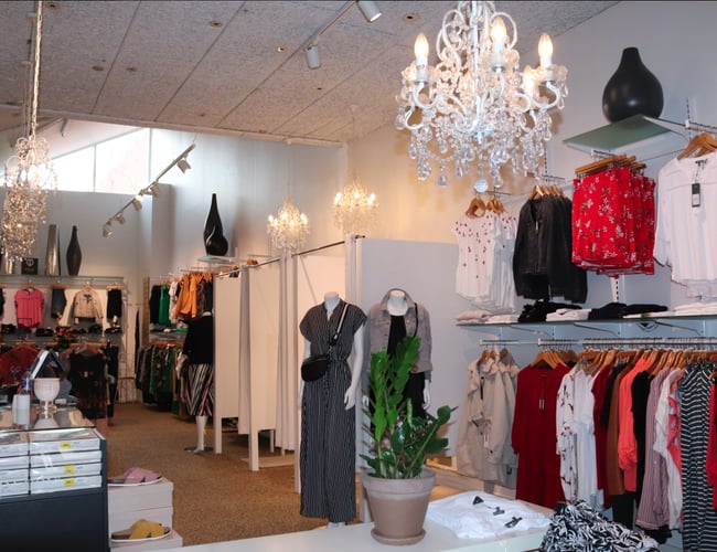 Tøjbutik med fokus på damemode i Grenaa centrum - Løn til ejer og overskud på ca. 540.000 kr.
