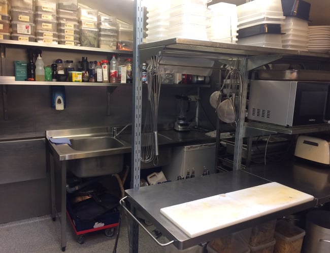 Cafe med høj oms. og lav husleje til salg