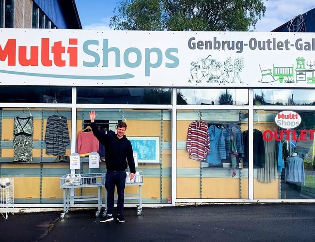 Salg af varelager med tøj, sko accessories samt 1000 kvm inventar fra reol marked og outlet butik. 