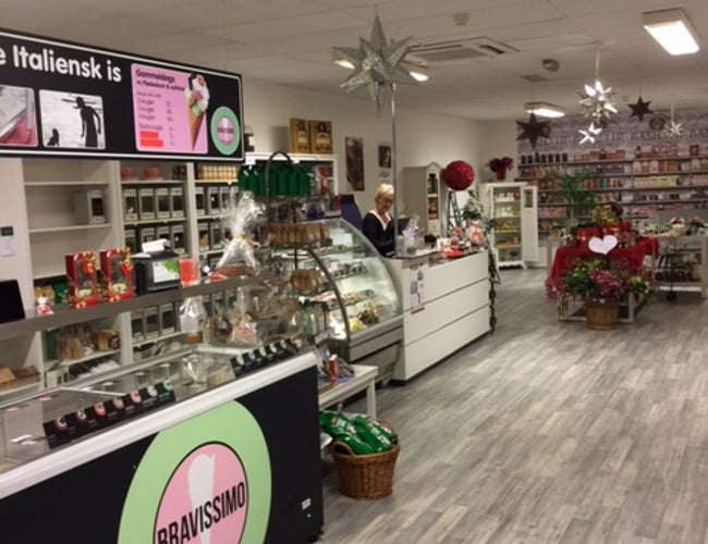 Gratis (der betales kun for inventar og evt. varelager.)   Specialforretning med kaffe, the, chokolade og delikatesser til salg