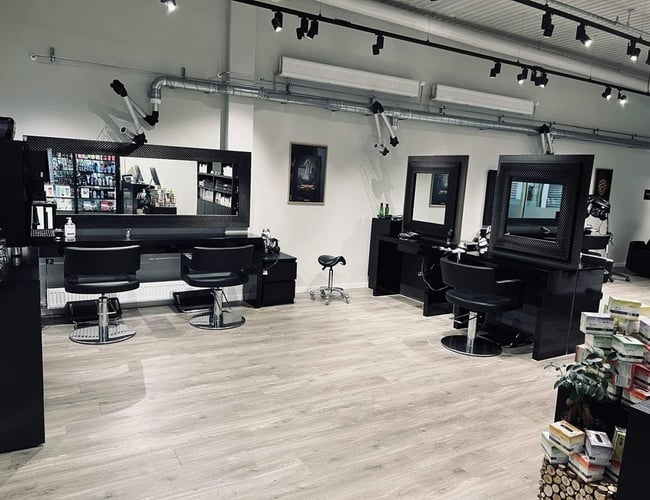 Veldrevet og supergodt beliggende frisørsalon i Aarhus - pris finder vi ud af