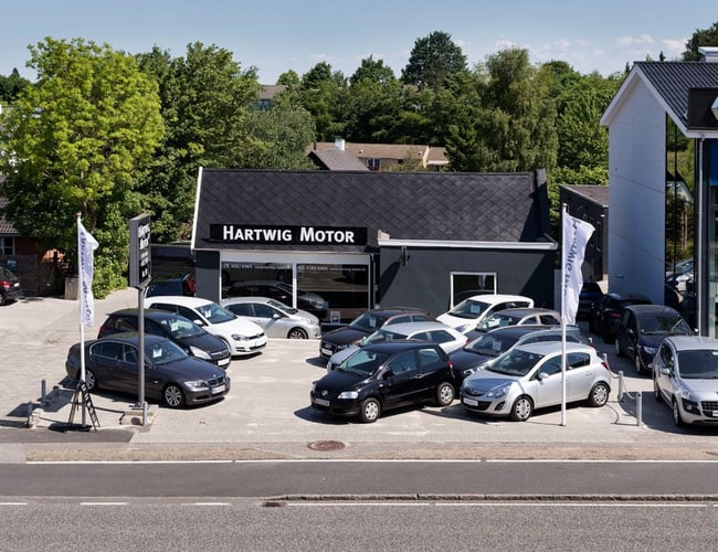 Nyistandsat bilforretning på hovedvejen i hjertet af Birkerød Bilby med tilhørende klargøringshal. 